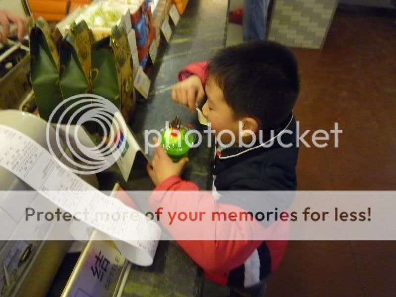[Linked Image from i1025.photobucket.com]